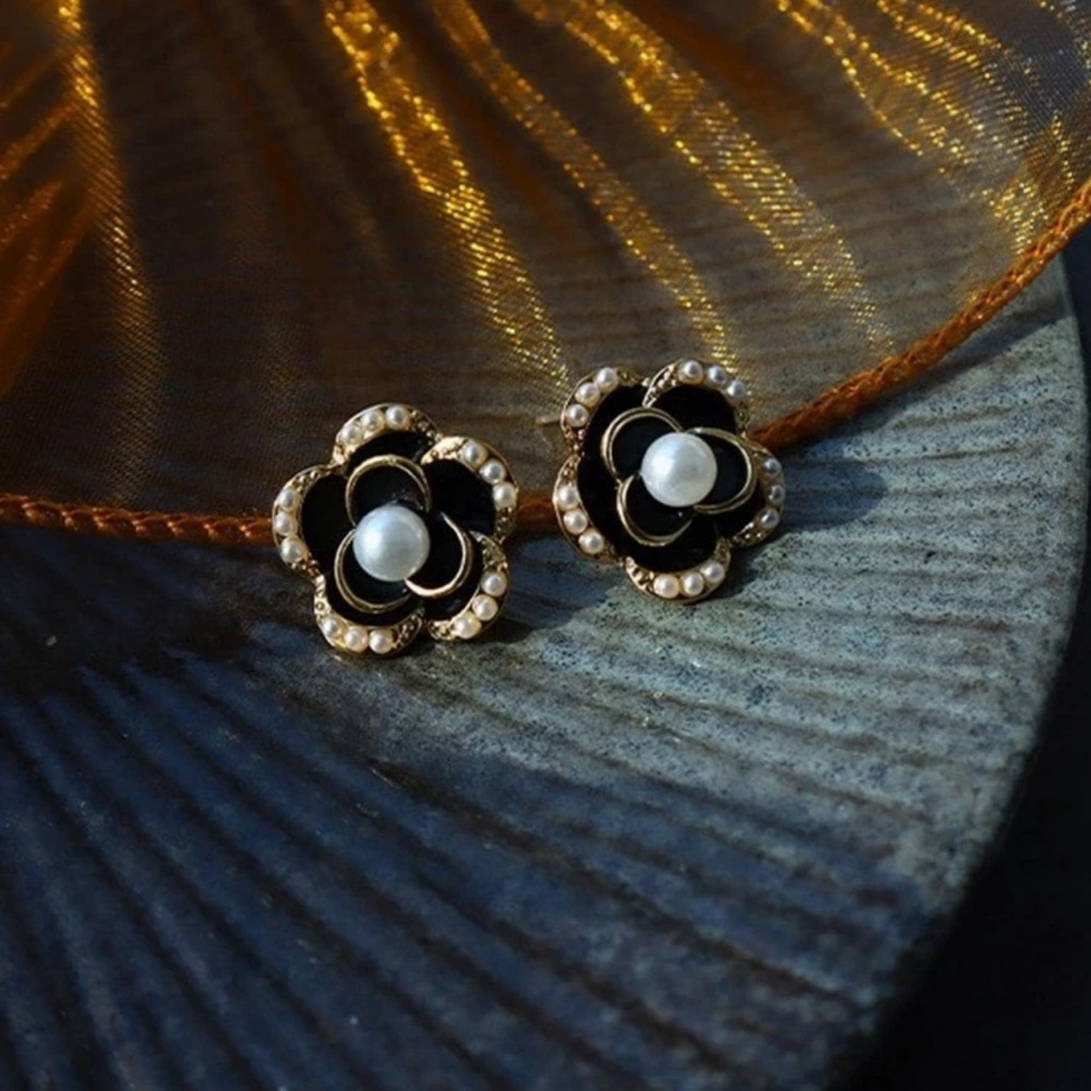 Elegant Black and Gold Floral Earrings - Picture 2 of 4